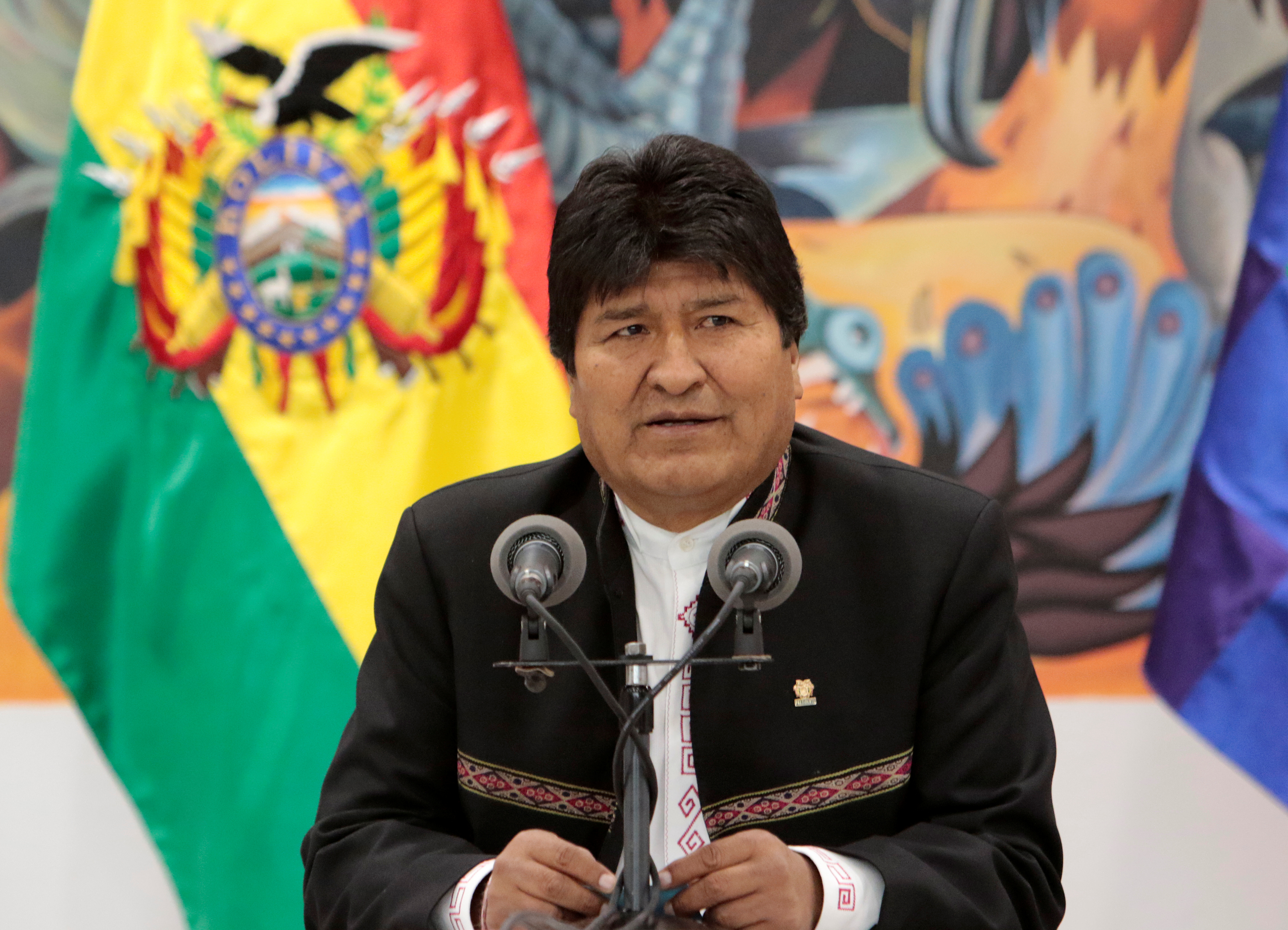 Le président bolivien Evo Morales va quitter ses fonctions, a annoncé dimanche un communiqué diffusé par la télévision. Le chef d'Etat est contesté depuis le 20 octobre, date à laquelle il a été reconduit dans ses fonctions au terme d'un scrutin dont la sincérité est jugée viciée par l'opposition.