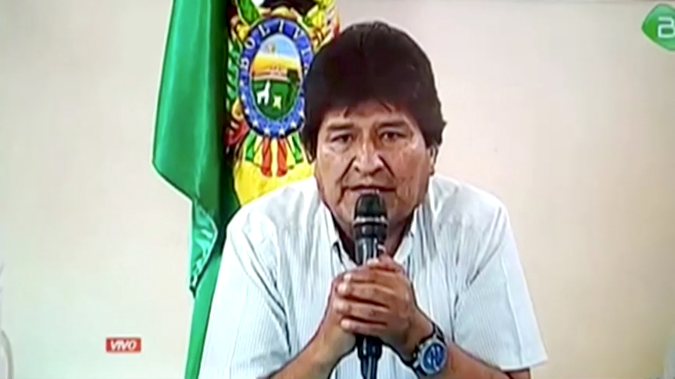 Le président bolivien Evo Morales va quitter ses fonctions, a annoncé dimanche un communiqué diffusé par la télévision. Le chef d'Etat est contesté depuis le 20 octobre, date à laquelle il a été reconduit dans ses fonctions au terme d'un scrutin dont la sincérité est jugée viciée par l'opposition. /Image diffusée le 10 novembre 2019/REUTERS/Bolivian Government TV