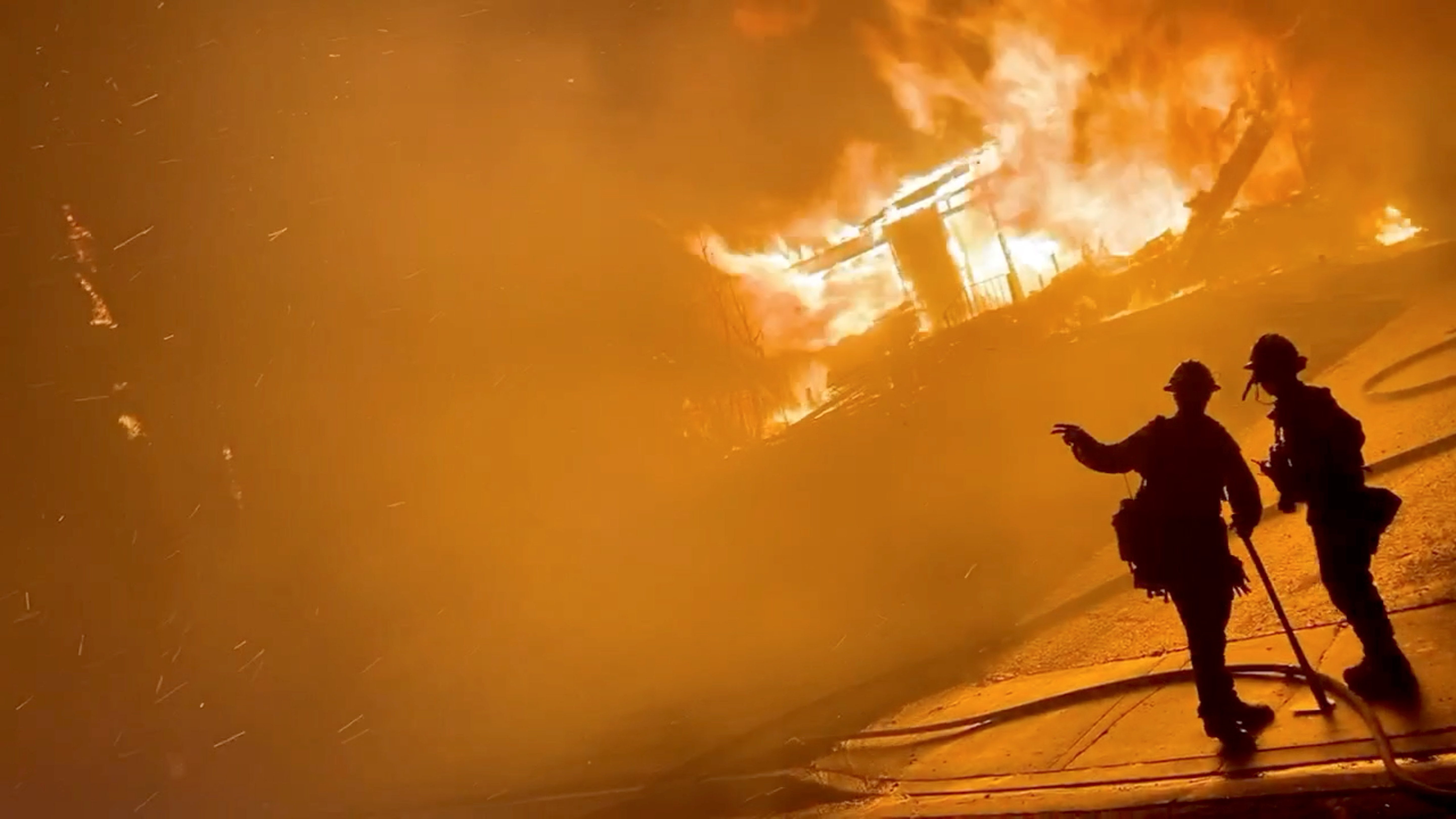 Etats-Unis : les pompiers affrontent les flammes en Californie