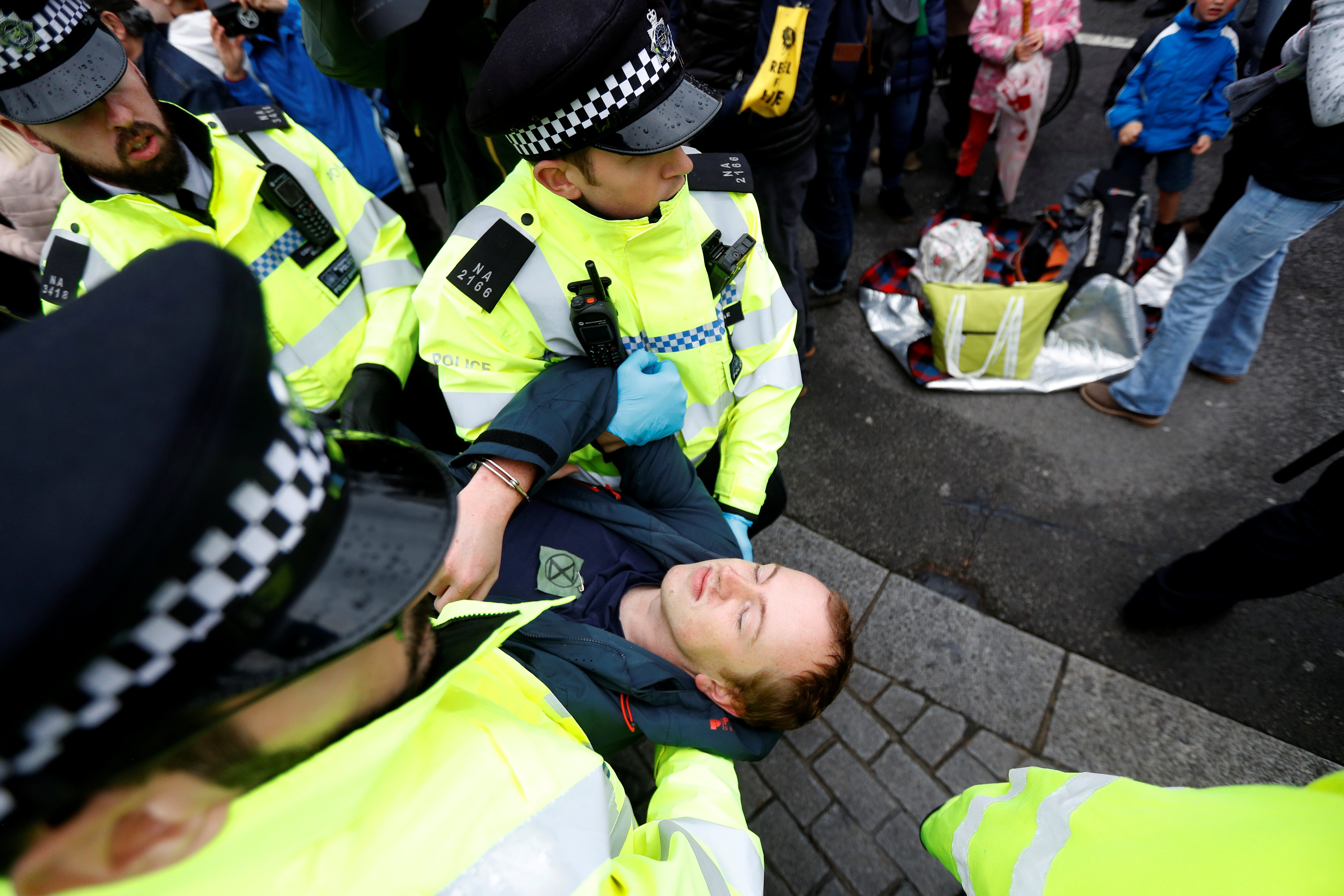 La police londonienne a annoncé lundi l'arrestation de 276 personnes participant à des actions de désobéissance civile organisées par le mouvement Extinction Rebellion, qui dénonce l'inaction des gouvernements face au dérèglement climatique. /Photo prise le 7 octobre 2019/REUTERS/Peter Nicholls