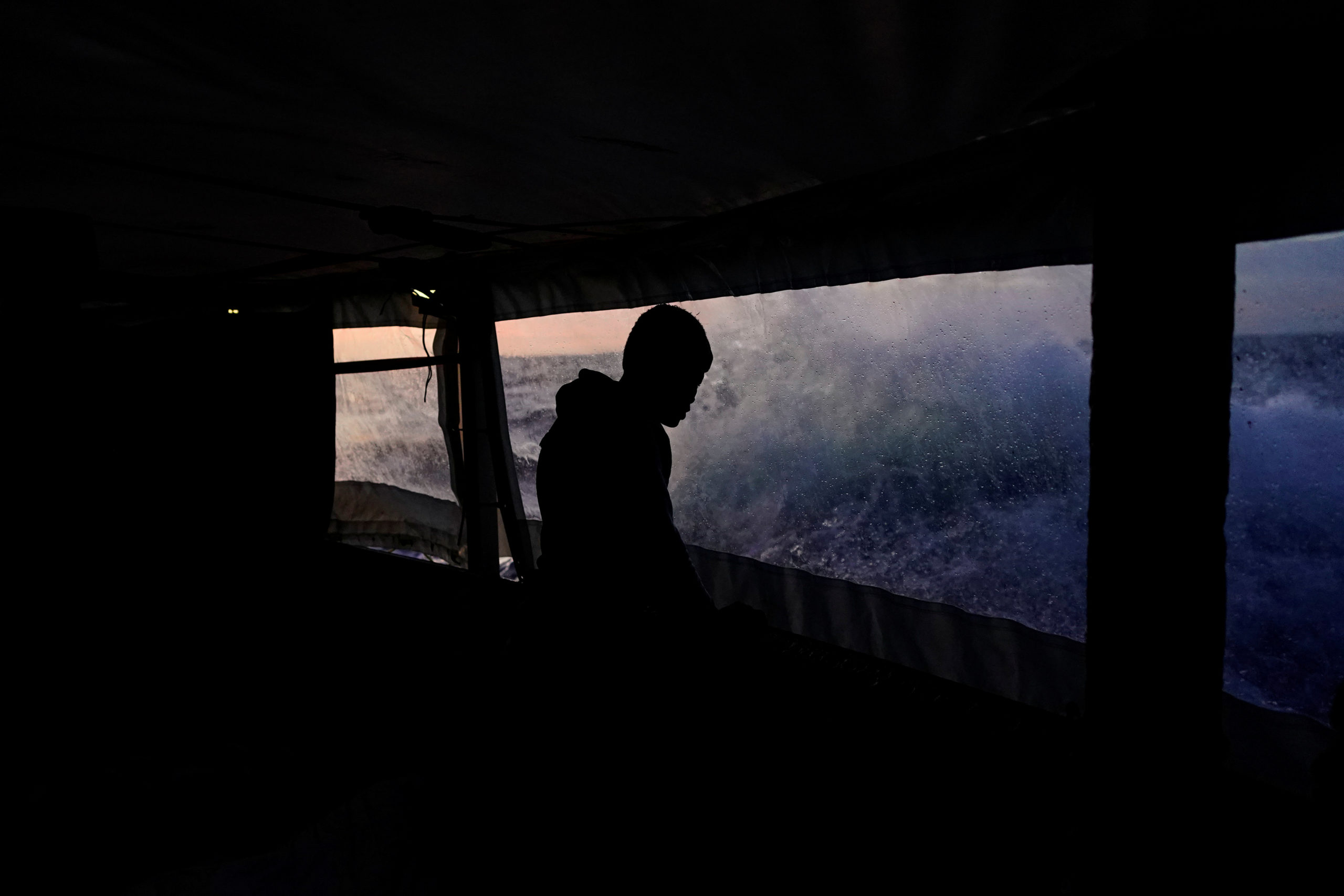 Les autorités italiennes ont accepté de laisser accoster le navire humanitaire Open Arms avec 62 migrants africains à bord, a déclaré dimanche un dirigeant de l'ONG espagnole, précisant que le bateau devrait arriver mardi matin au port de Tarente. /Photo prise le 23 novembre 2019/REUTERS/Juan Medina
