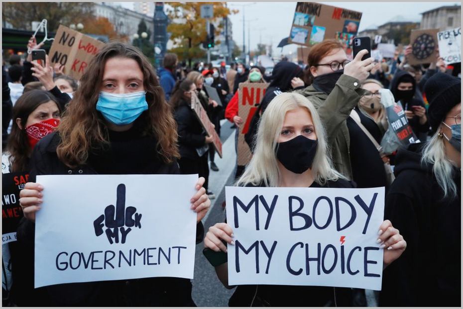 femmes qui manifestent pour l'avortement en Pologne