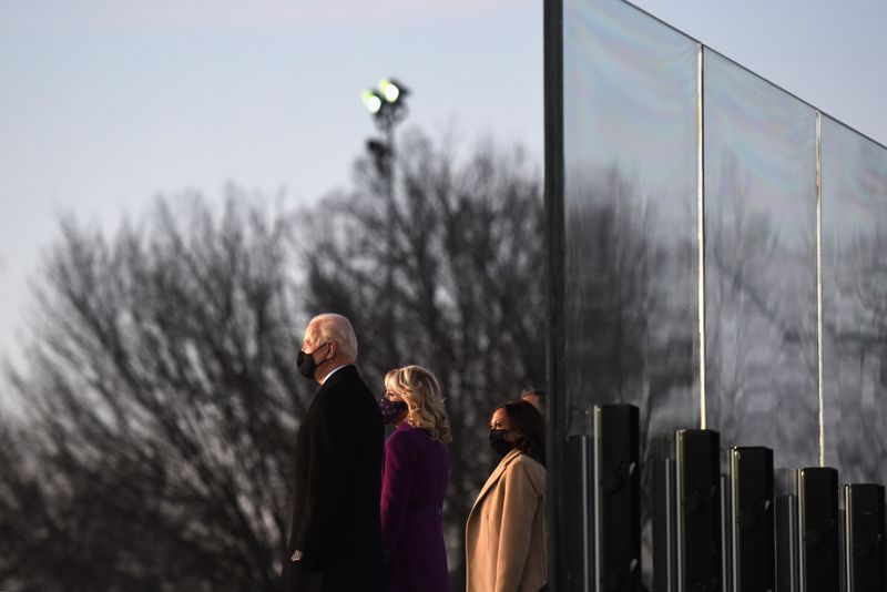 Biden rend hommage aux morts du COVID lors d'une cérémonie à Washington