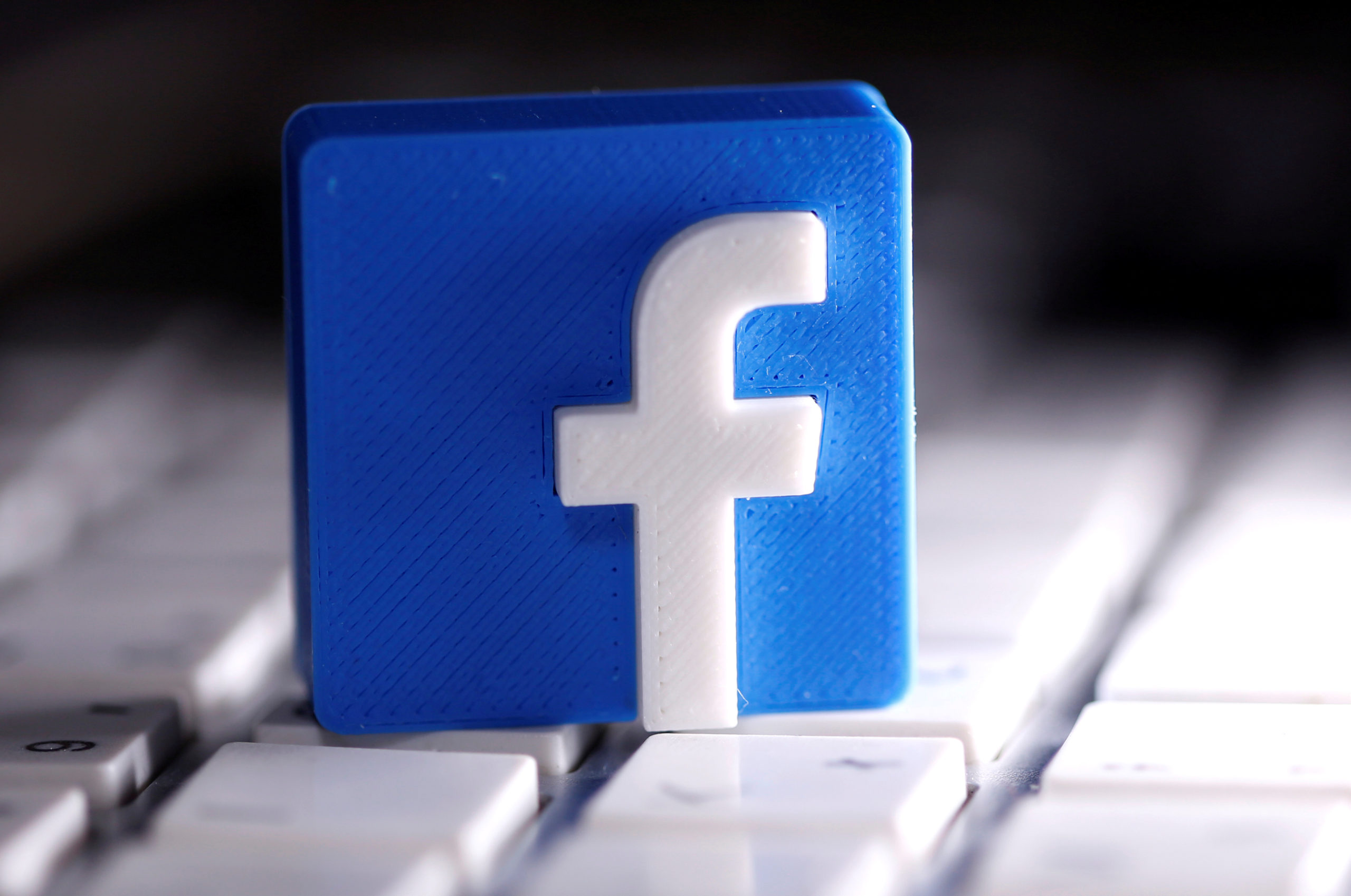 Facebook supprime des centaines de groupes liés au mouvement complotiste QAnon