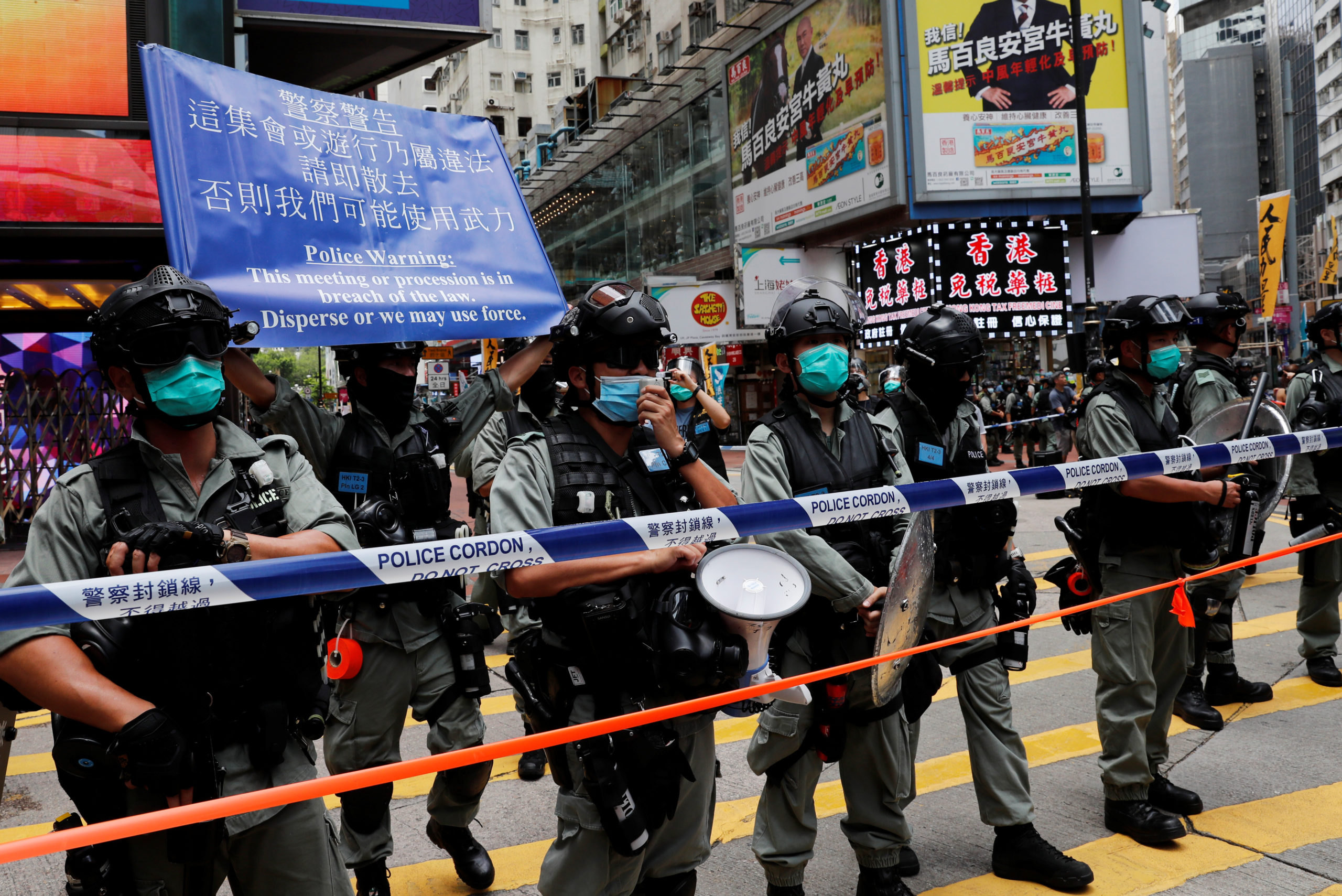 Hong Kong: Des manifestants dispersés au canon à eau, trente arrestations